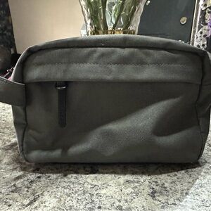 Perry Ellis Charcoal Men's Toiletry Bag Excelent Condition